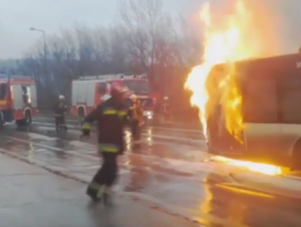 Lángolt egy busz Tatabányán, a sofőr oltotta