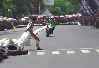 Aljas kiütés egy motorversenyen, amit hidegvérű bosszú követett