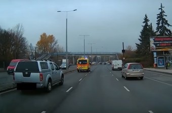 Íme egy hazai tahó, aki mentő mögött száguldva nyer időt