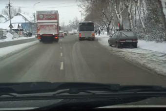 Ritkán látott felvétel egy magyar mentősről, aki úgy küldi szirénázva, ahogy senki