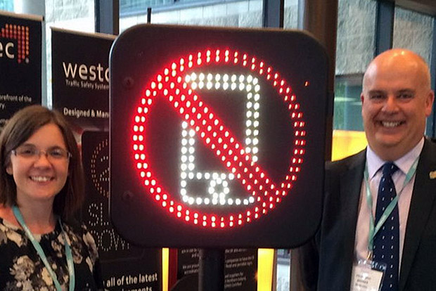 Itt az új fegyver az autóban mobilozók ellen