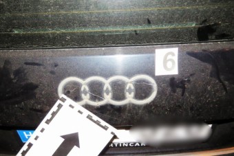 Autók emblémáit lopkodták, elkapták őket