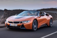 Itt a BMW i8 Roadster, de a kupé is új ám! 2