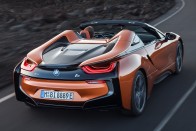 Itt a BMW i8 Roadster, de a kupé is új ám! 26