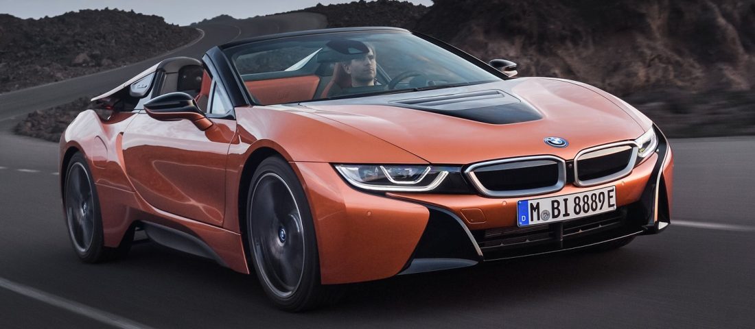 Itt a BMW i8 Roadster, de a kupé is új ám!