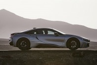 Itt a BMW i8 Roadster, de a kupé is új ám! 33