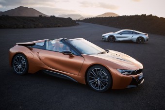 Itt a BMW i8 Roadster, de a kupé is új ám!