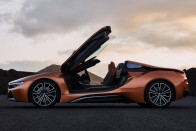 Itt a BMW i8 Roadster, de a kupé is új ám! 44