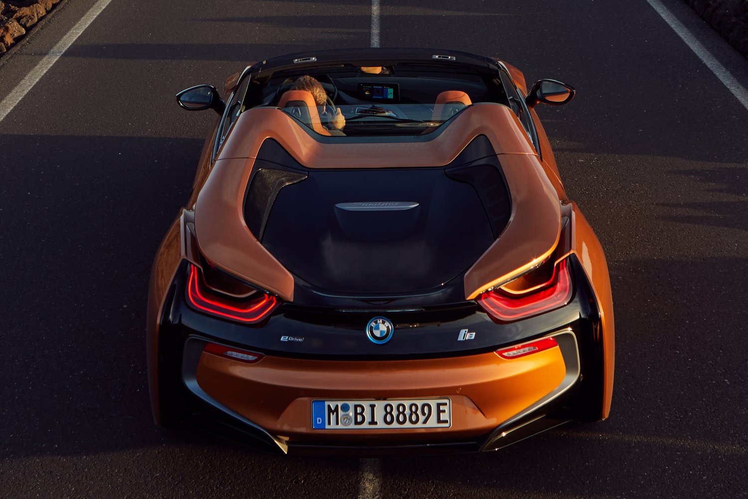 Itt a BMW i8 Roadster, de a kupé is új ám! 23