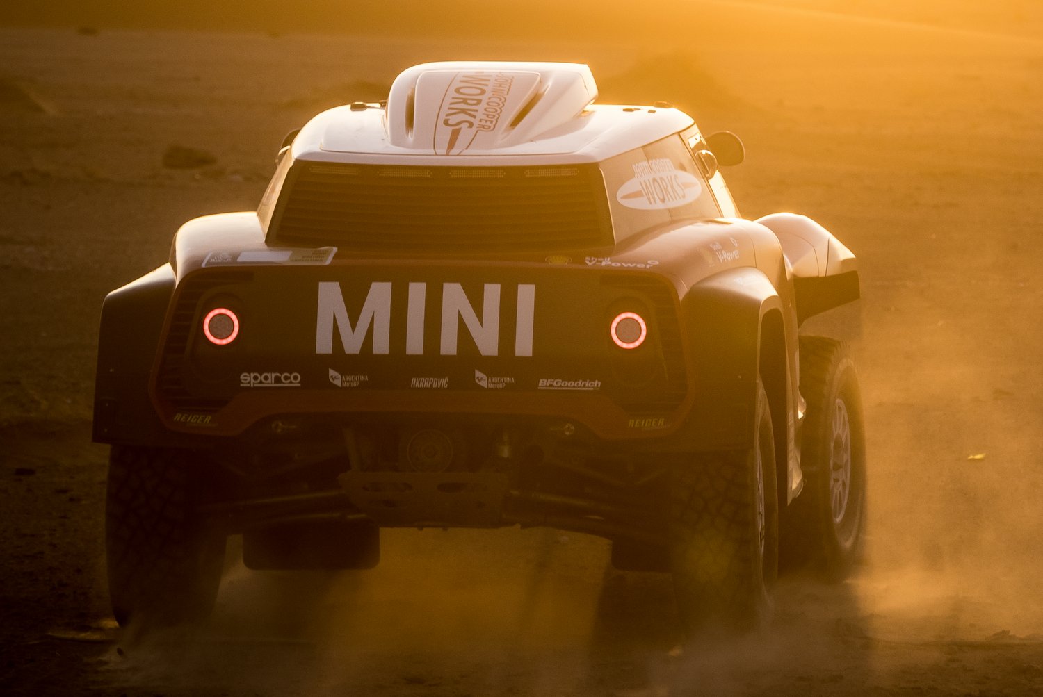Kétféle versenyautóval indul a Dakaron a MINI 6