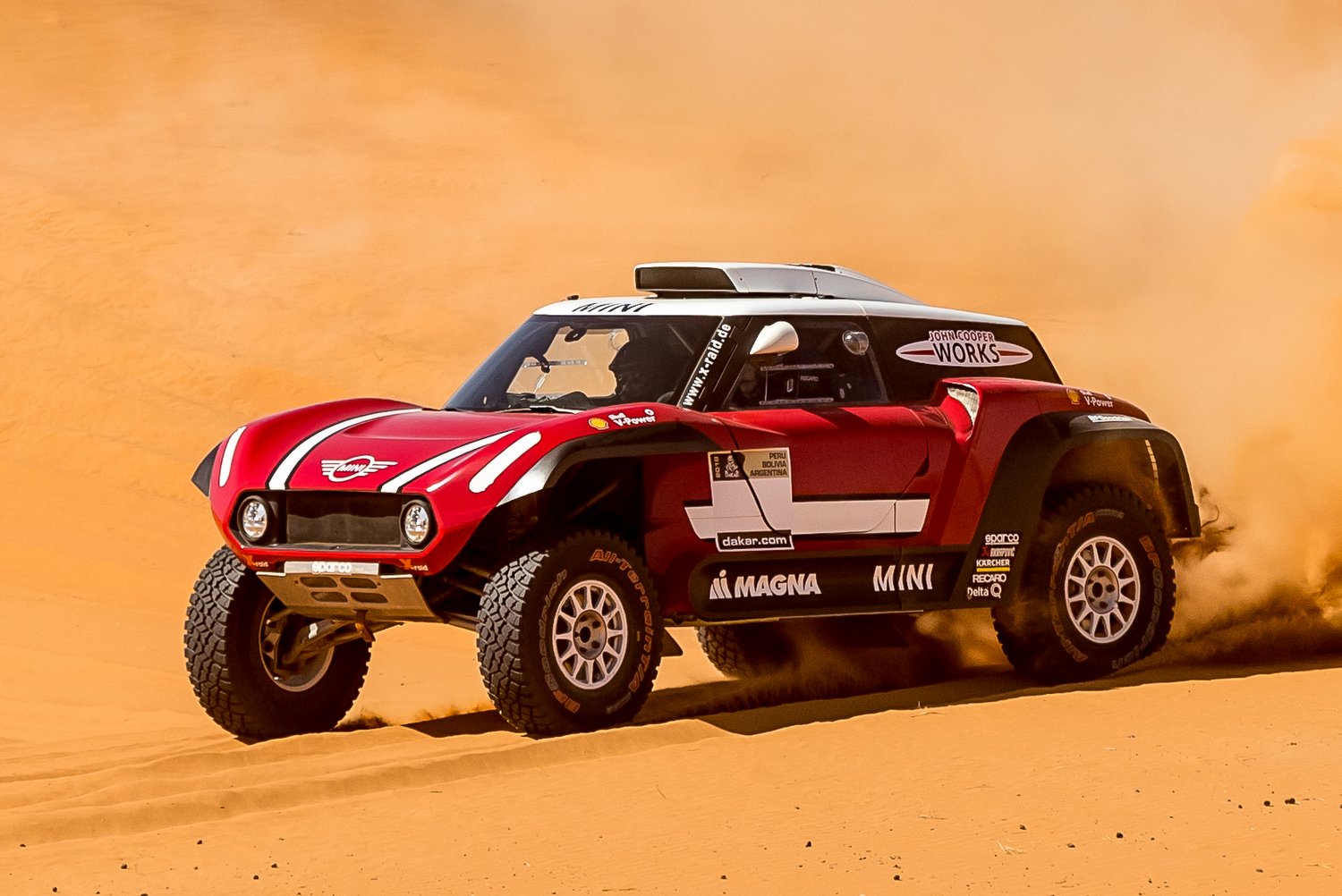 Kétféle versenyautóval indul a Dakaron a MINI 11