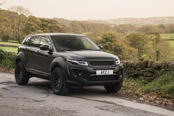 Sárban járó luxusautó