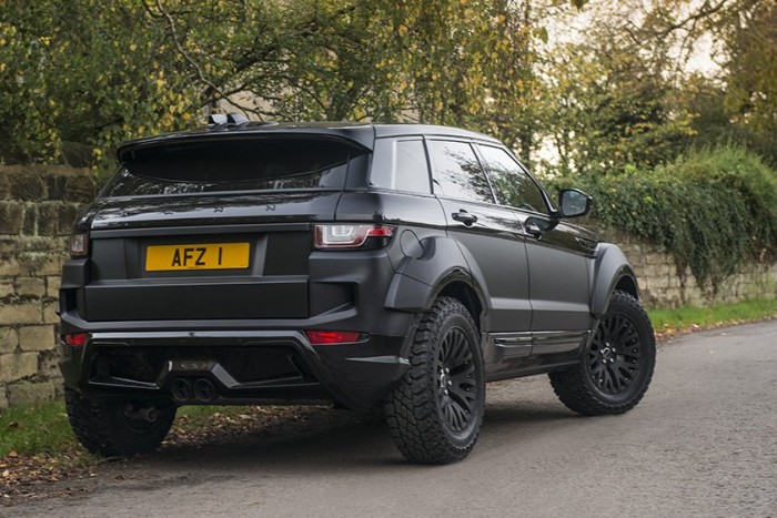 Sárban járó luxusautó 1