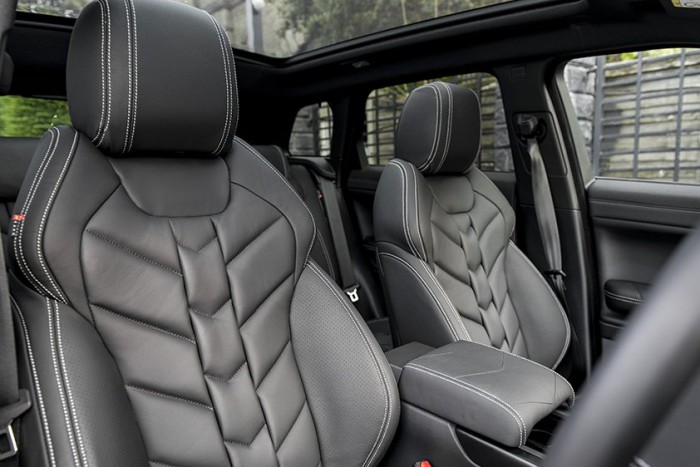 Sárban járó luxusautó 2