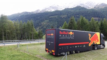 Videó: így repeszt egy F1-es az Alpok szerpentinjein