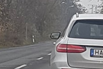 Bátran kimondhatjuk: Vácnál fotózták az év legjobb egyedi rendszámát