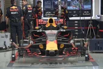 F1: Szétbüntették a Red Bull-osokat