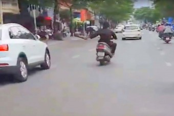 Bozótvágóval aprította egy robogós az autókat