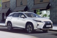 Megérkezett a három üléssoros Lexus RX 56