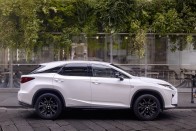 Sportos szabadidő-modellel bővít a Lexus 10