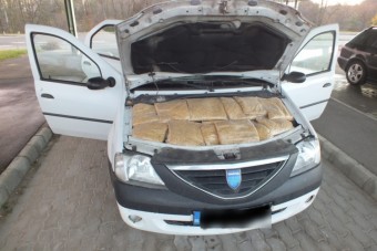 Nem hiszed el, mivel tömték ki a Dacia elejét