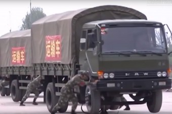 Ahogy Kínában megfordulnak egy teherautó-konvojjal, úgy nem fordulnak meg sehol