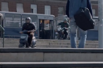 Itt egy bő egyperces üldözési jelenet A Viszkis című moziból, már alig várjuk a filmet