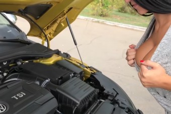 Két hatalmas cicivel mindent el lehet adni?