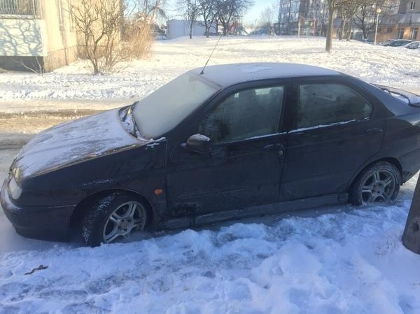 Nem hétköznapi látvány, ahogy Oroszországban derékig vízbe fagyva állnak az autók 4