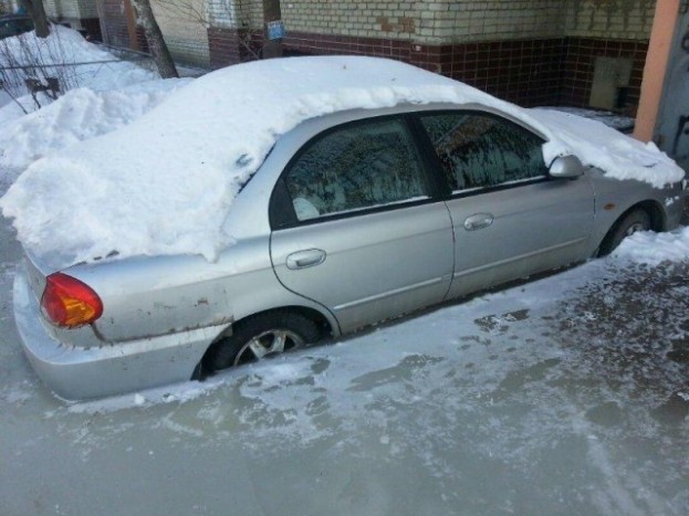 Nem hétköznapi látvány, ahogy Oroszországban derékig vízbe fagyva állnak az autók 7