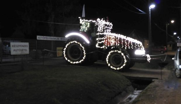 Itt a magyar fénytraktor, szerinted lenyomja a fényvillamost és a fény-Trabantot? 1