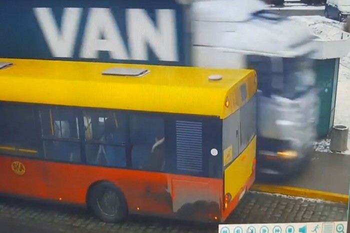 Megdöbbentő, ahogy átszáguld ez a kamion a buszmegállón