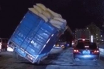 Vajon autóra borult ez a teherautó?