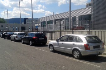 Milliókat kaszáltak a korrupt autós vizsgabiztosok - 12 embert vittek el a Mozaik utcából