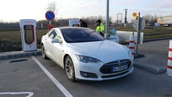 Átadták az első magyarországi Tesla-töltőket
