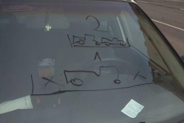 Oktatási anyagot kapott szélvédőjére a bunkó parkoló Budapesten