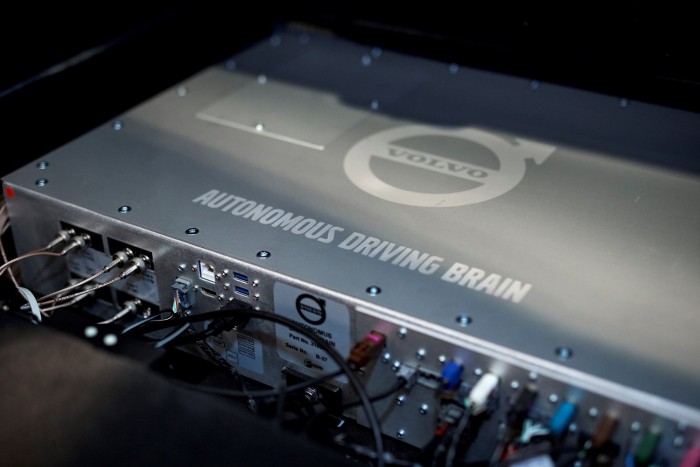 Kisgyerekes családokat ültet robotautókba a Volvo 1