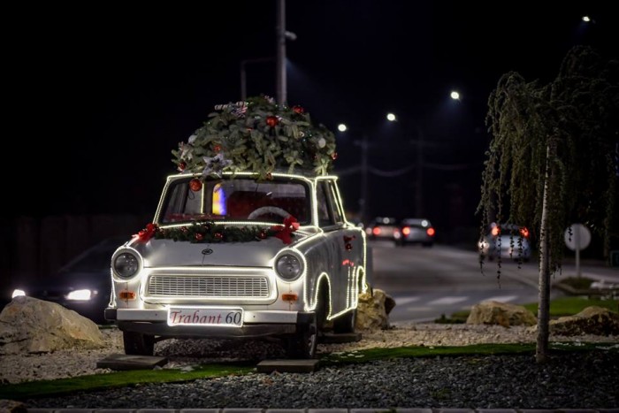 Csornán van az ország legmenőbb karácsonyfája, ami valójában egy fény-Trabant 3