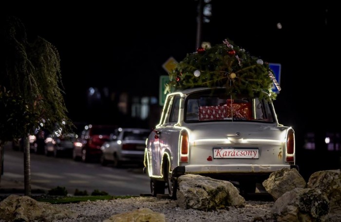 Csornán van az ország legmenőbb karácsonyfája, ami valójában egy fény-Trabant 5