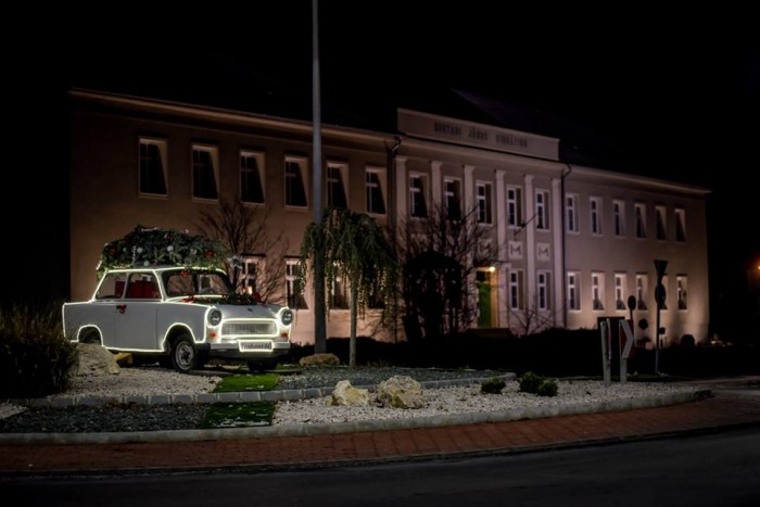 Csornán van az ország legmenőbb karácsonyfája, ami valójában egy fény-Trabant 7