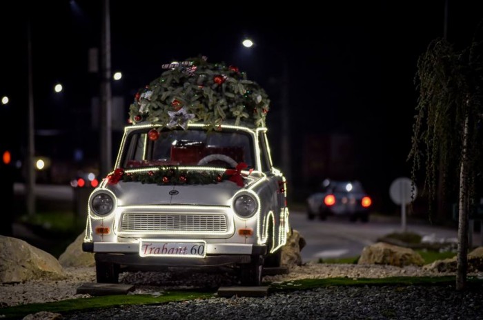 Csornán van az ország legmenőbb karácsonyfája, ami valójában egy fény-Trabant 6