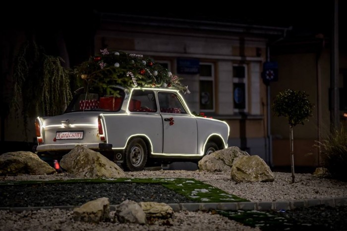 Csornán van az ország legmenőbb karácsonyfája, ami valójában egy fény-Trabant 4