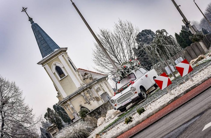 Csornán van az ország legmenőbb karácsonyfája, ami valójában egy fény-Trabant 1