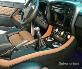 Páratlan luxus egy Ladában, komoly beltereket faragnak az olcsó gyári helyére