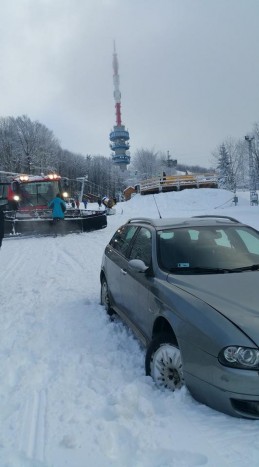 Autóval hajtott fel a kékestetői sípályára: naná, hogy elakadt, és persze, hogy megbüntették 2
