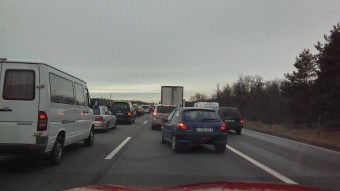 Áll a sor, nagy a dugó az M5-ösön