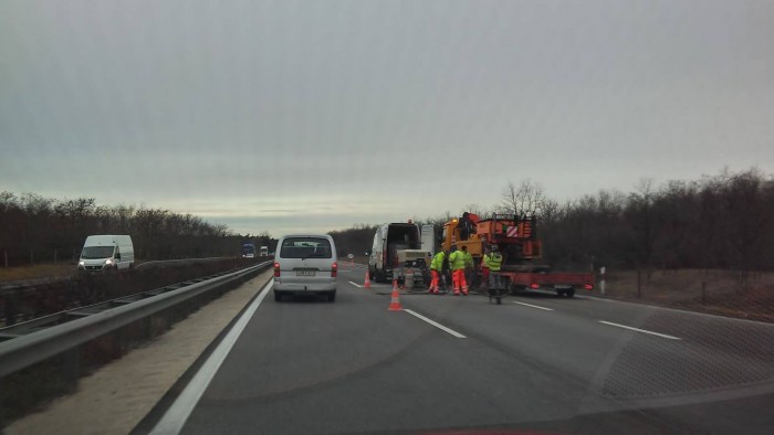 Áll a sor, nagy a dugó az M5-ösön 2