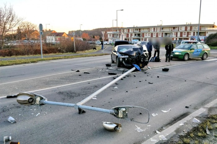 Túl nagy volt a lendület a körforgalomban, a srácok kiütötték az oszlopot 1