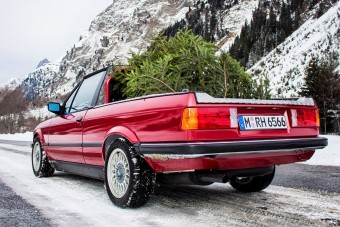 Legendát húztak elő karácsonyfa szállításra a BMW-nél