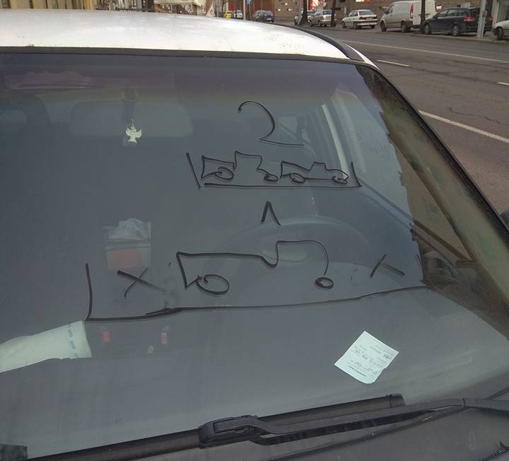 Oktatási anyagot kapott szélvédőjére a bunkó parkoló Budapesten 1